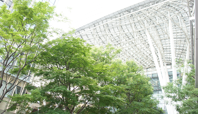 26888开元 ソン・フンミンはペナルティエリア右側に擁護者一人を抜いて中距離シューティング